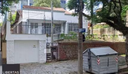 Casa em Porto Alegre, no bairro São João, com 4 dormitório(s), à venda.