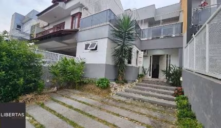 Casa em Porto Alegre, no bairro Hípica, com 3 dormitório(s), e 3 banheiros, à venda.