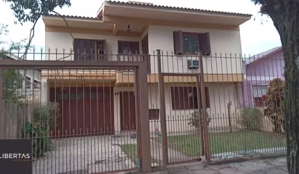 Casa 03 dormitórios, com páteo