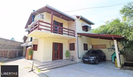 Duas casas em meio a muita natureza