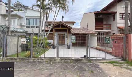 Casa 3D com 2 suítes e piscina.