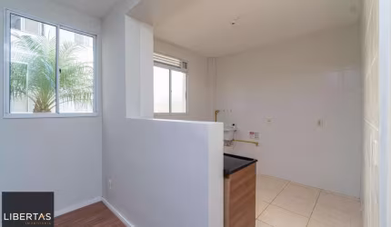 Apartamento térreo,  2 quartos, desocupado, de frente, uma vaga de garagem .