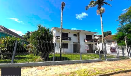 Casa com 351,60m2 de área construída em propriedade de 743m2 no Bairro Jardim Carvalho.