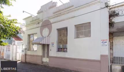 Casa comercial com aproximadamente 157m² privativos