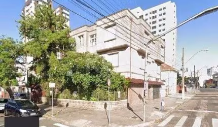 Prédio com total de três pavimentos, para moradia, lojas e apartamentos