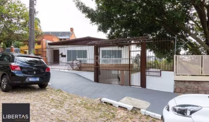 Casa para Venda - 454.7m², 5 dormitórios, sendo 1 suites, 8 vagas - Teresópolis