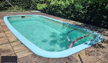 Casa de 3 dormitórios com piscina no Bairro Cristal.