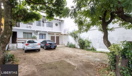Casa ampla de 2 pavimentos com 4 dormitórios, 1 suite e 4 vagas no bairro Santa Tereza!