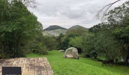Oportunidade Única: Ampla Área de Terra com Três Casas e Piscina em Belém Velho