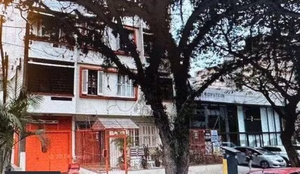 Box de Garagem para Comprar , prédio com portão automatizado e elevador.