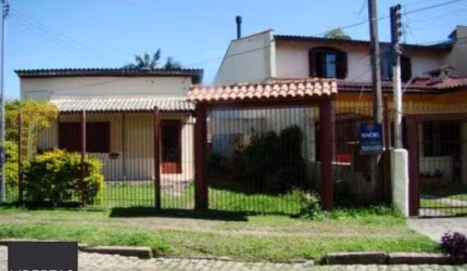 Casa para Venda - 80m², 2 dormitórios, 1 vaga - Guarujá
