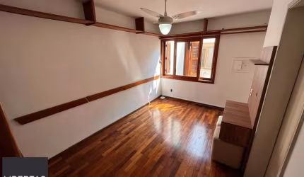Apartamento de dois quartos e uma vaga de garagem no bairro Petrópolis em POA/RS
