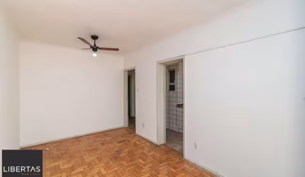 Apartamento de dois quartos com dependência no bairro Rio Branco em Porto Alegre
