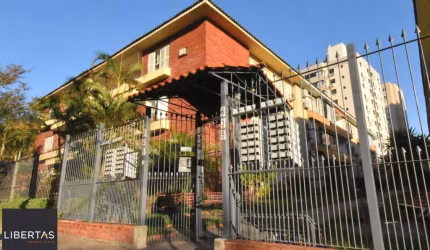 Apartamento de 3 dormitórios, sendo uma suite churrasqueira e sacada 85m2 bairro Menino Deus.