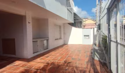 Excelente Casa com 03 suítes + Apto nos fundos com 01 Dor. Garagem 3 carros