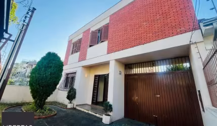 VENDA DE CASA DE 4 QUARTOS COM  VAGAS DE GARAGEM - MENINO DEUS