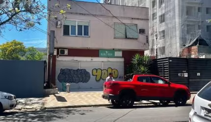 Apto de 02 dorm na João Wallig, 01 lance de escada, de frente