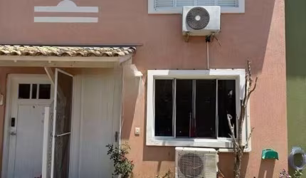 Casa em condomínio com churrasqueira  e pátio.