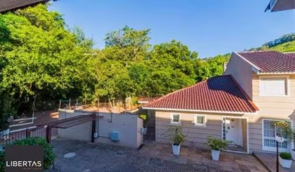 Casa em condomínio, com 3 quartos, com suíte, 2 vagas cobertas, churrasqueira, no Bairro Nonoai.