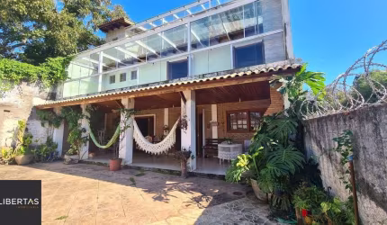 Casa com 4 dormitórios, 2 vagas e 300m² á venda