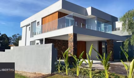 Casa em Condomínio de 298 m² com 4 dormitórios à Venda
