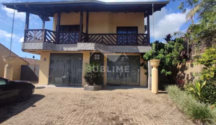 Sobrado com Sala Comercial no Bairro Morro do Meio