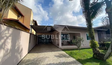Casa com 03 Quartos no Bairro Iririú