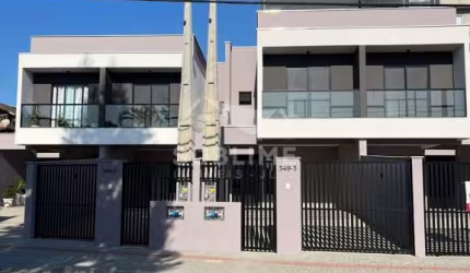 Sobrado Geminado no Bairro Santo Antônio com Suíte