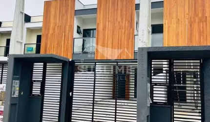 Sobrado Geminado no Bairro Iririú com Suíte