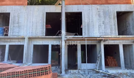 Sobrado Geminado no Bairro Nova Brasília com 02 Quartos