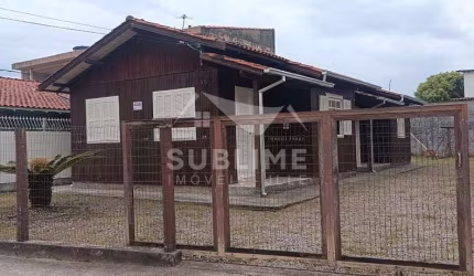 Casa em Laguna SC com 04 Quartos