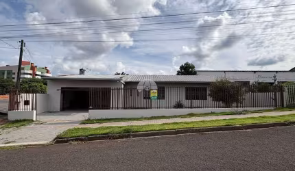Casa com 3 quartos para alugar na Rua Maria Lora, 46, Menino Deus, Pato Branco, 146 m2 por R$ 2.750