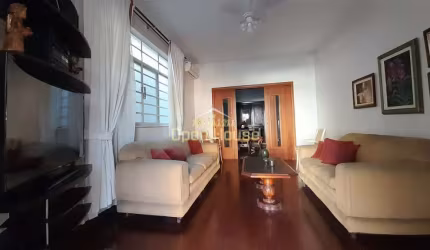 Descubra esta casa espaçosa de 3 quartos no coração do Centro de Barra Mansa. Localização privilegi