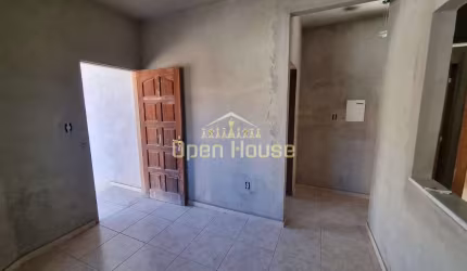Casa Confortável no Bairro Roma, Volta Redonda - 2 Quartos, Garagem Ampla e Potencial de Expansão!