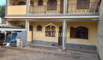Casa Ampla à Venda no Cajueiro - Barra Mansa/RJ | 2 Quartos, Garagem para 5 Carros e Quintal com Pi