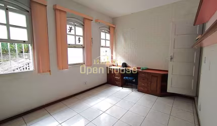 Casa Espaçosa no Verbo Divino, centro de Barra Mansa: 03 Suítes e Conforto Completo para Sua Famíli