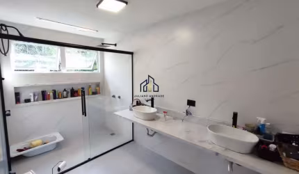 CASA COM TERRENO AMPLO