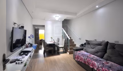 Sobrado com 2 dormitórios, lavabo, garagem coberta, lavanderia.