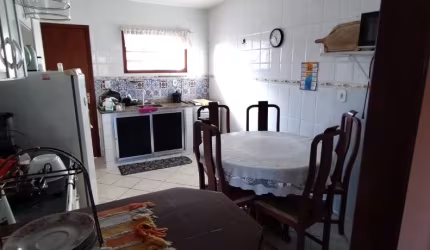 Casa de condomínio Peró com 3 quartos