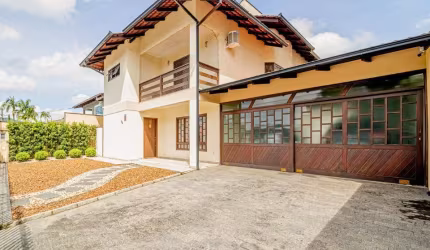 Casa com 4 quartos à venda na Rua Assis Brasil, 92, Saguaçu, Joinville por R$ 1.350.000