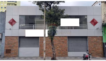 Loja comercial com 908m² e escada rolante que interliga 02 andares