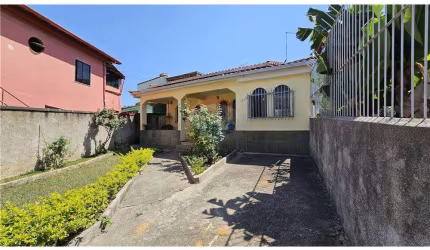 Ampla Casa Residencial ou Comercial com 8 quartos 6 vagas de garagem com jardim e amplo quintal