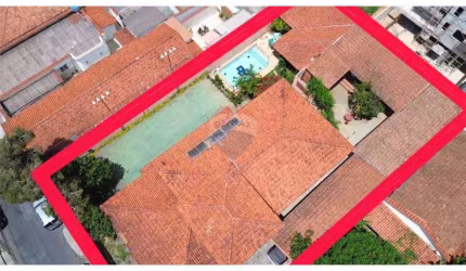 Lote de 1.090m², 2 casas, piscina, quadra, espaço gourmet. Vocação para residência, escola, eventos, clínica, casa de idosos, incorporação.