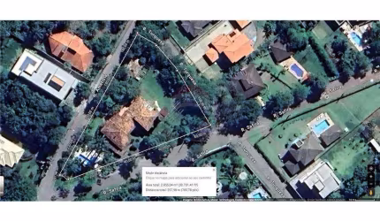 Linda casa rústica com 04 quartos, 01 suíte, 588m² de área construída em lote de 2.704m²