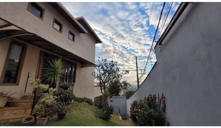 Casa de 3 pavimentos, na região mais nobre do bairro Estoril, BH, lote de 600m², área construída de 425m², 5 quartos, 4 vagas, vista definitiva.