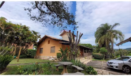 Condomínio Quintas das Esmeraldas, belíssimo sítio, piscina, campo de futebol, 2 casas com Habite-se. Aceita financiamento. Preço abaixo do mercado!
