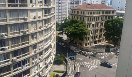 Apartamento amplo no coração do Gonzaga, 200 metros da praia , prédio de moradores fixos de frente.