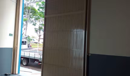 EXCELENTE BARRAÇÃO PRÓXIMO A RODOVIA ANHNAGUERA PARA VENDA OU LOCAÇÃO.