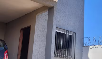 Casa de dois pavimentos,com ótimo acabamento.