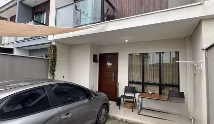Lindo Sobrado Geminado com 3 quartos sendo 1 suíte a venda no Iririu só 445 mil